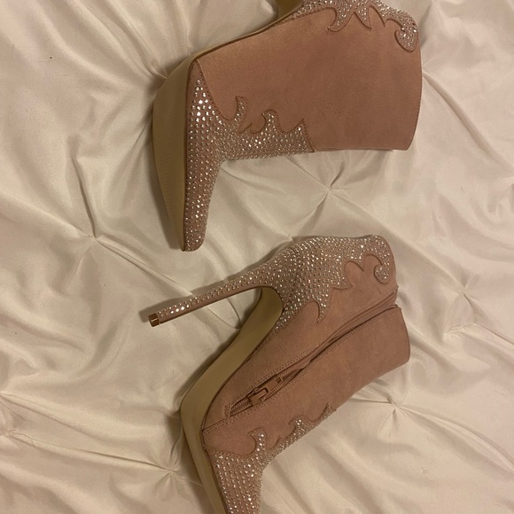 Just Fab Rose Pink suede booties - Picture 2 of 3